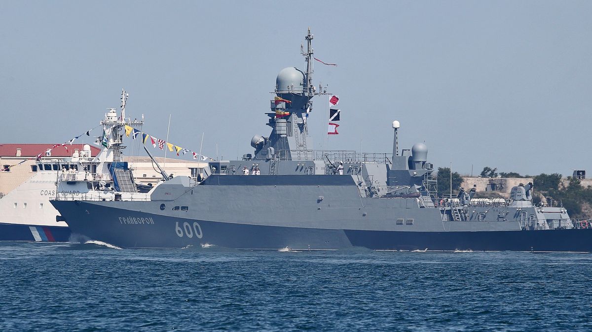 Rozruch v Sevastopolu. Ruskou válečnou loď zřejmě poškodila exploze